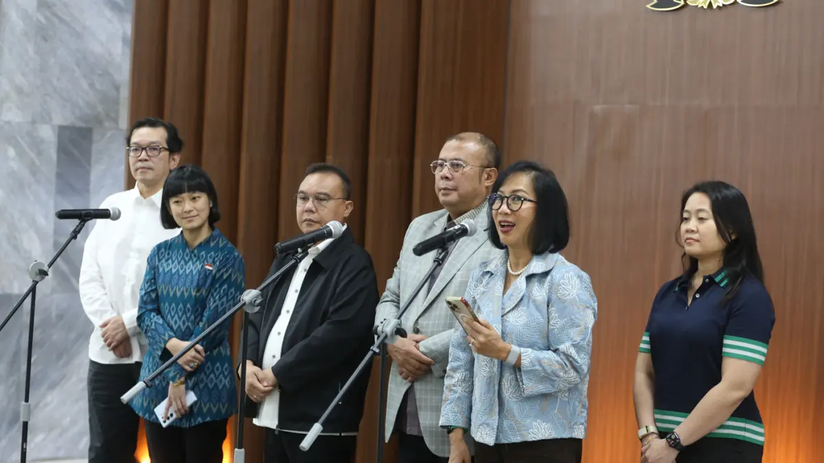 Wakil Ketua DPR Sufmi Dasco dan Cucun Ahmad Syamsurijal (ketiga kanan) bersama perwakilan dari aplikasi Ojek Online menyampaikan keterangan pers terkait potongan komisi untuk layanan ojek online (ojol) di Kompleks Parlemen, Senayan, Jakarta, Selasa (23/6/