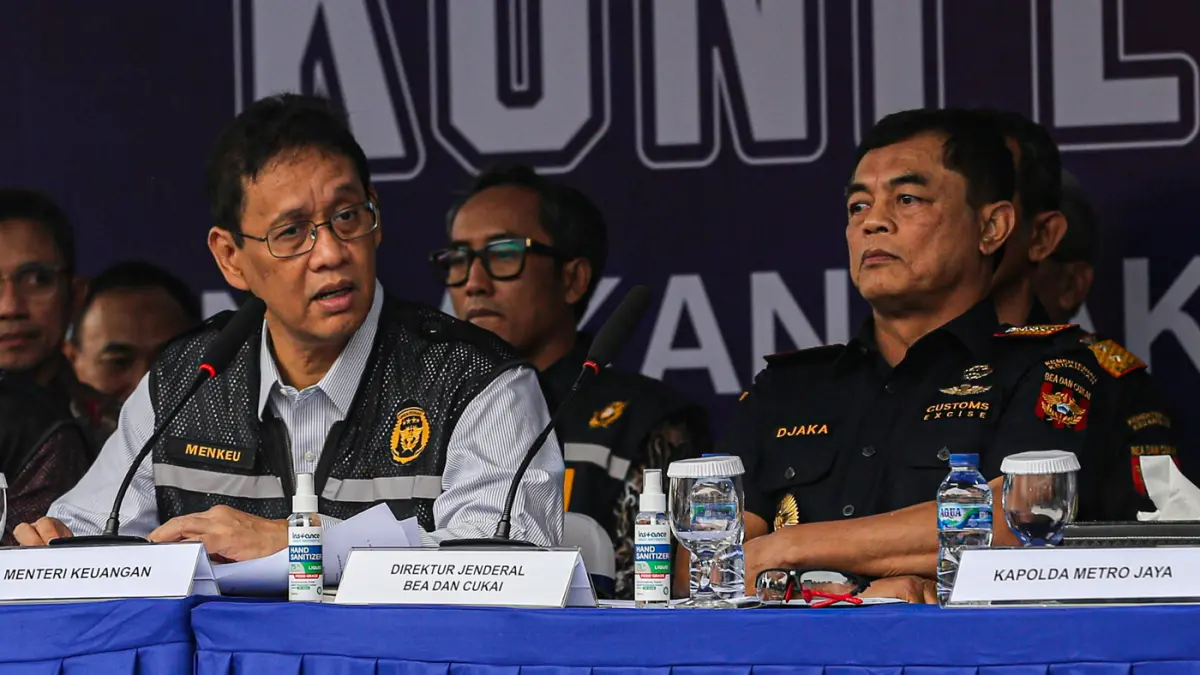 Menteri Keuangan Purbaya Yudhi Sadewa (kiri) dan Dirjen Bea dan Cukai Djaka Budhi Utama (kanan) saat konferensi pers penindakan peti kemas pakaian bekas ilegal di Buffer Area TPS CDC Pelabuhan Tanjung Priok, Jakarta, Selasa (23/6/2026). (Salman Toyibi/Jaw
