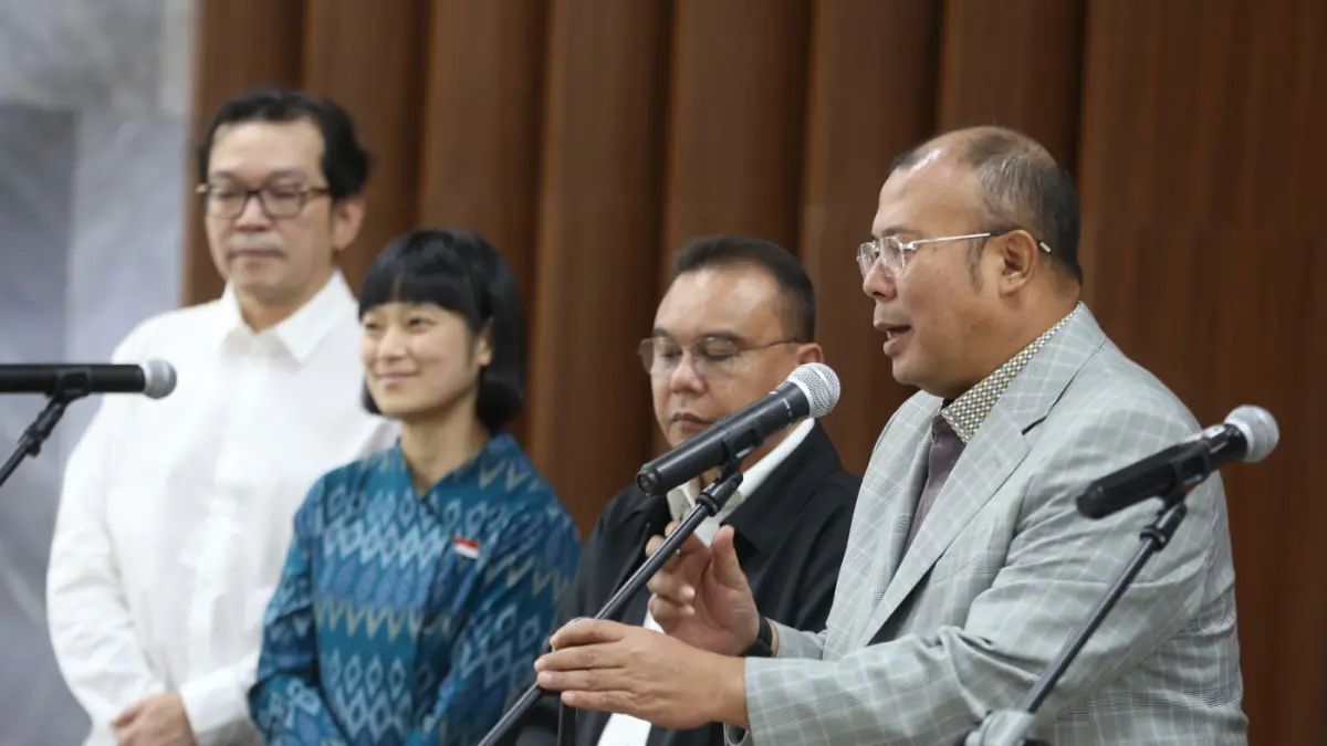 Wakil Ketua DPR Sufmi Dasco dan Cucun Ahmad Syamsurijal (ketiga kanan) bersama perwakilan dari aplikasi Ojek Online menyampaikan keterangan pers terkait potongan komisi untuk layanan ojek online (ojol) di Kompleks Parlemen, Senayan, Jakarta, Selasa (23/6/