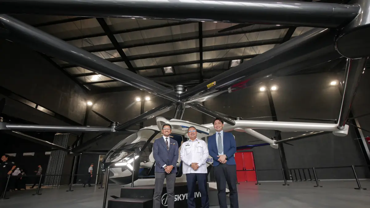 Dari kiri Founder Whitesky Group Denon Prawiraatmadja Direktur Urusan Pemerintahan dan Pengembangan Bisnis Indonesia SkyDrive Taiju Oki dan Direktur Kelaikudaraan dan Pengoperasian Pesawat Udara Dirjen Hubud Sokhib Al Rakhman berfoto saat melihat pesawat