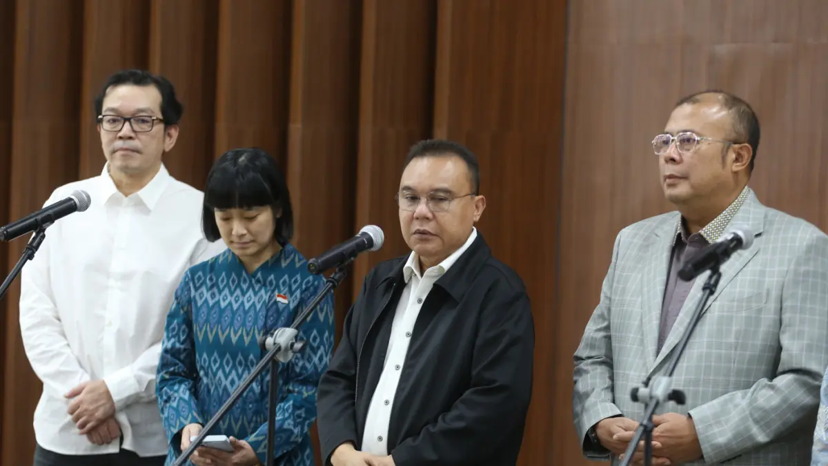 Wakil Ketua DPR Sufmi Dasco dan Cucun Ahmad Syamsurijal (ketiga kanan) bersama perwakilan dari aplikasi Ojek Online menyampaikan keterangan pers terkait potongan komisi untuk layanan ojek online (ojol) di Kompleks Parlemen, Senayan, Jakarta, Selasa (23/6/