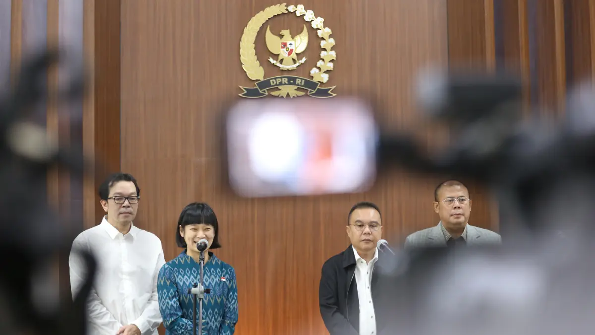 Wakil Ketua DPR Sufmi Dasco dan Cucun Ahmad Syamsurijal (ketiga kanan) bersama perwakilan dari aplikasi Ojek Online menyampaikan keterangan pers terkait potongan komisi untuk layanan ojek online (ojol) di Kompleks Parlemen, Senayan, Jakarta, Selasa (23/6/