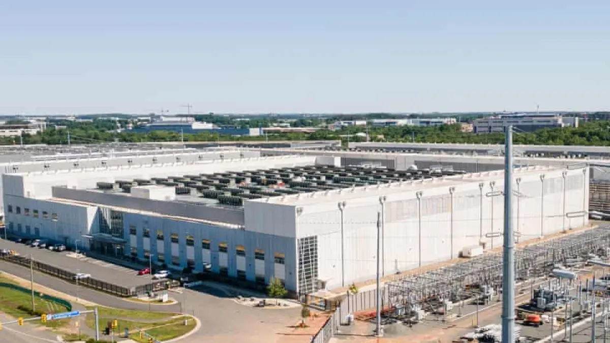 Pusat data di Ashburn, Virginia, kawasan yang dikenal sebagai salah satu pusat infrastruktur digital terbesar dunia dan kini menghadapi meningkatnya risiko akibat perubahan iklim / Foto: (The Guardian) - Image