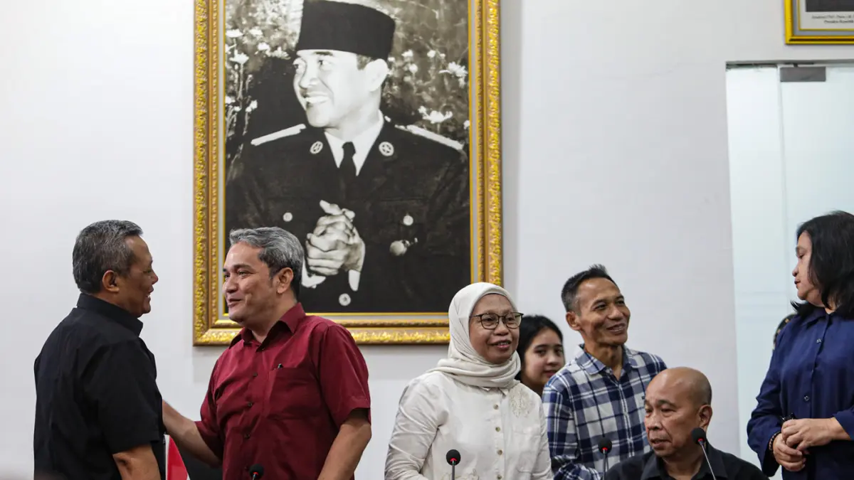 Rektor Universitas Bung Karno Sri Mumpuni (tengah) saat konferensi pers di Kampus Universitas Bung Karno, Menteng, Jakarta Pusat, Selasa (23/6/2026). (Salman Toyibi/Jawa Pos)