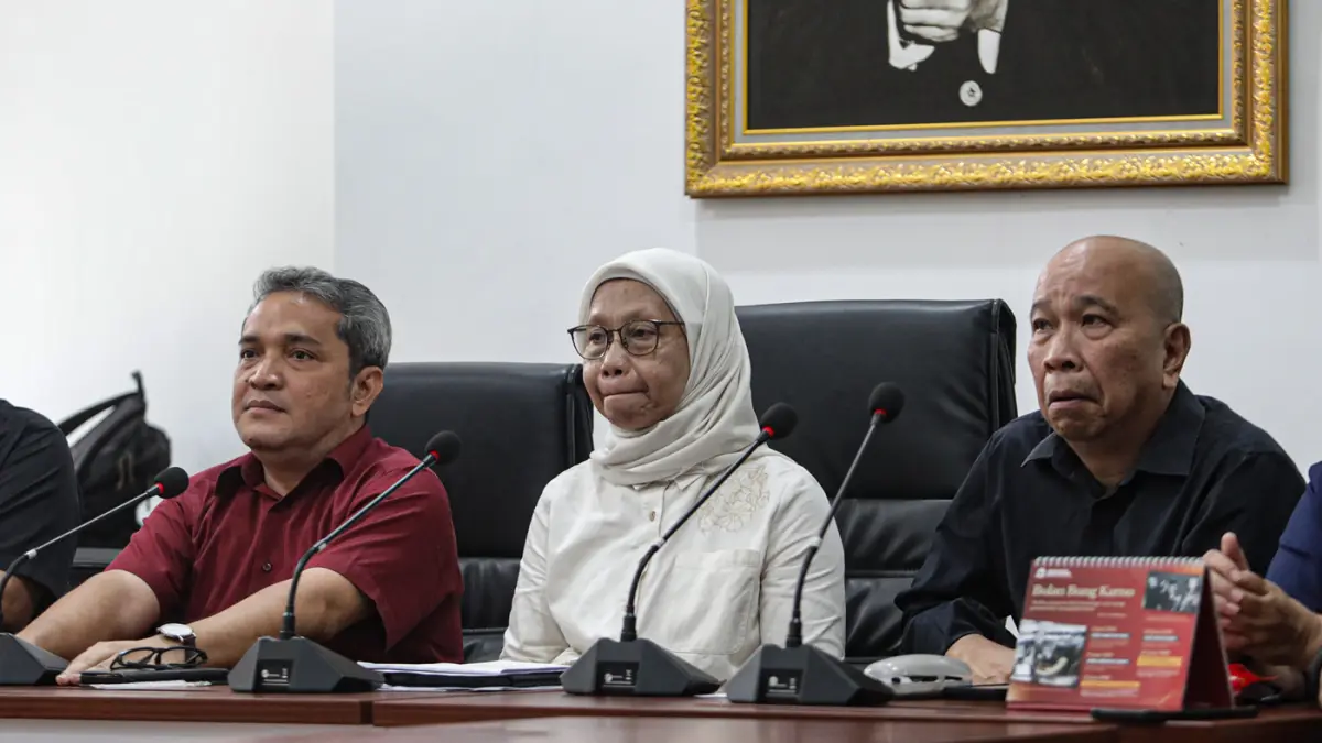 Rektor Universitas Bung Karno Sri Mumpuni (tengah) saat konferensi pers di Kampus Universitas Bung Karno, Menteng, Jakarta Pusat, Selasa (23/6/2026). (Salman Toyibi/Jawa Pos)