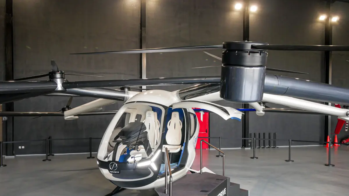 Sejumlah pengunjung melihat pesawat listrik lepas landas dan mendarat vertikal (eVTOL) buatan SkyDrive di Cerngkareng Heliport, Bandara Soekarno-Hatta, Kota Tangerang, Selasa (23/06/2026). (Hanung Hambara/Jawa Pos)