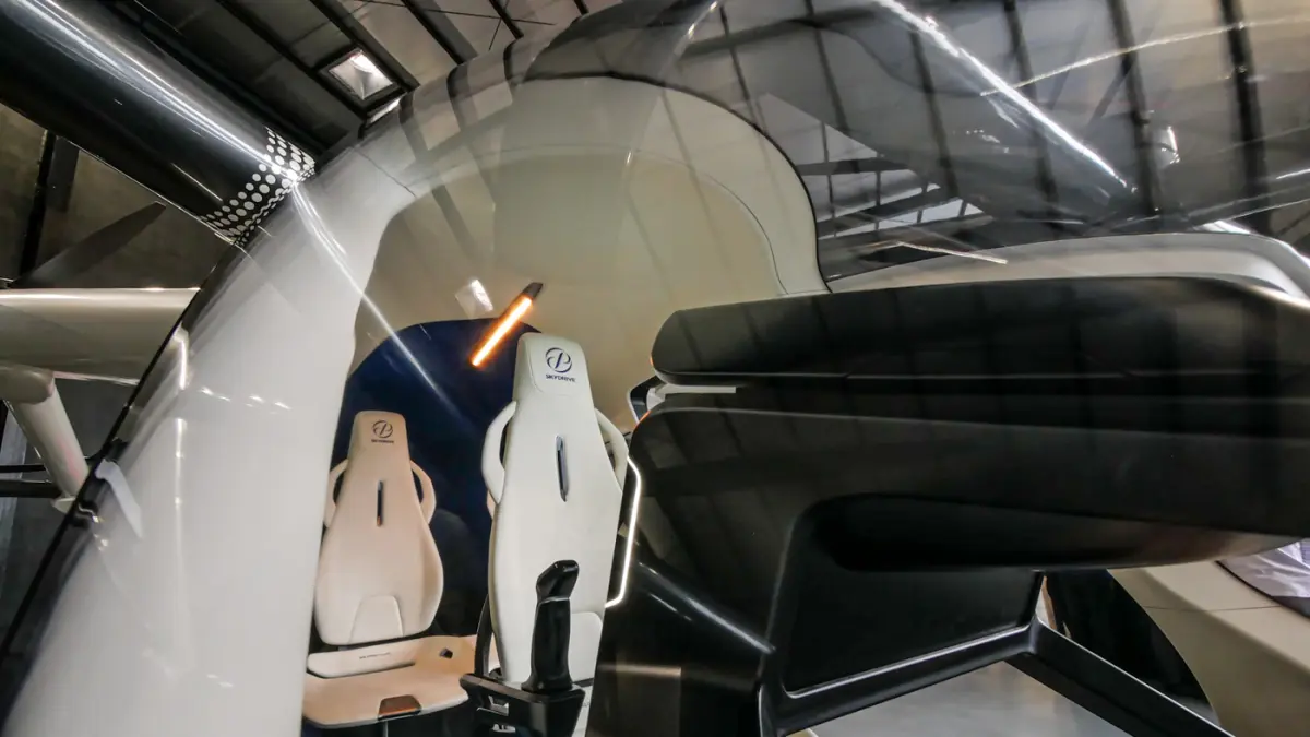 Sejumlah pengunjung melihat pesawat listrik lepas landas dan mendarat vertikal (eVTOL) buatan SkyDrive di Cerngkareng Heliport, Bandara Soekarno-Hatta, Kota Tangerang, Selasa (23/06/2026). (Hanung Hambara/Jawa Pos)