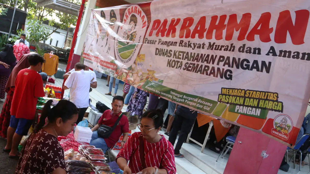 Warga mengikuti peringatan Hari Keamanan Pangan Sedunia di Kelurahan Pandean Lamper, Kecamatan Gayamsari,Kota Semarang,Jawa Tengah, Selasa (23/6/2026). (Nur Chamim/Jawa Pos Radar Semarang)
