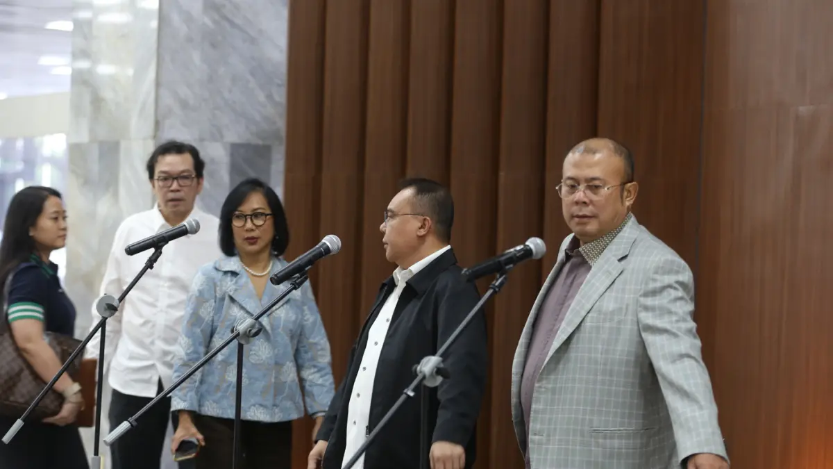 Wakil Ketua DPR Sufmi Dasco dan Cucun Ahmad Syamsurijal (ketiga kanan) bersama perwakilan dari aplikasi Ojek Online menyampaikan keterangan pers terkait potongan komisi untuk layanan ojek online (ojol) di Kompleks Parlemen, Senayan, Jakarta, Selasa (23/6/