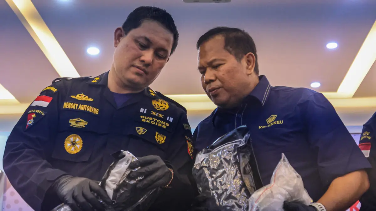 Kepala Kantor Bea dan Cukai Bandara Soekarno-Hatta Hengky Tomuan Aritonang (kiri) bersama Direktur Interdiksi Narkotika DJBC Syarif Hidayat memimpin konferensi pers Pengungkapan Penyelundupan Narkoba di Kantor Bea Cukai Soekarno-Hatta,Tangerang, Rabu (24/