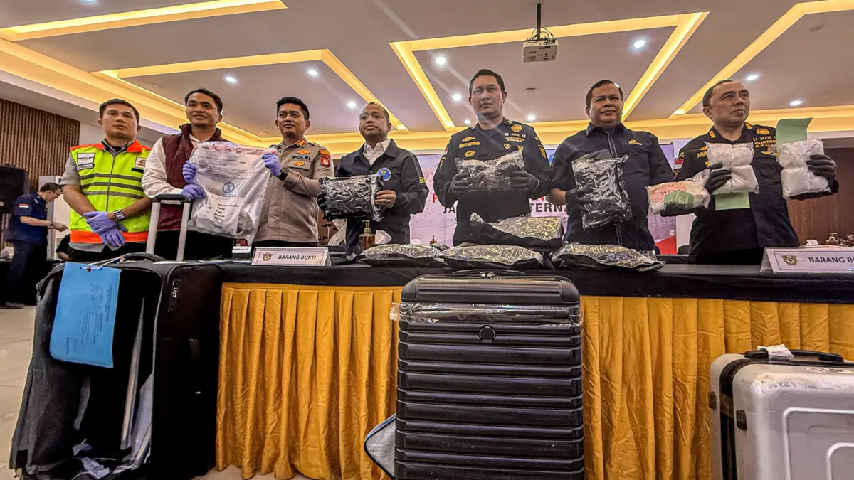 Kepala Kantor Bea dan Cukai Bandara Soekarno-Hatta Hengky Tomuan Aritonang (tiga kanan) bersama Direktur Interdiksi Narkotika DJBC Syarif Hidayat (dua kanan) saat konferensi pers Pengungkapan Penyelundupan Narkoba di Kantor Bea Cukai Soekarno-Hatta,Tanger