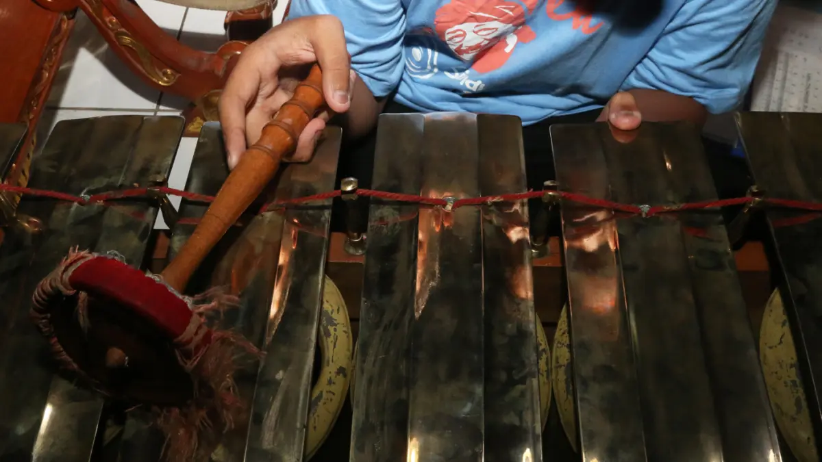 Anak-anak memainkan alat musik gamelan saat latihan seni karawitan dan pedalangan di Sindhu Laras Bocah, Semarang, Jawa Tengah, Minggu (21/6/2026). (Nur Chamim/ Jawa Pos Radar Semarang)