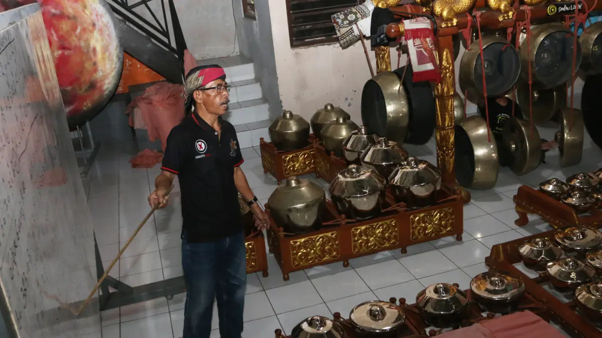 Anak-anak memainkan alat musik gamelan saat latihan seni karawitan dan pedalangan di Sindhu Laras Bocah, Semarang, Jawa Tengah, Minggu (21/6/2026). (Nur Chamim/ Jawa Pos Radar Semarang)