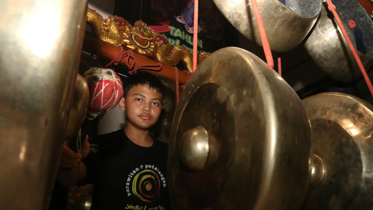 Anak-anak memainkan alat musik Gong saat latihan seni karawitan dan pedalangan di Sindhu Laras Bocah, Semarang, Jawa Tengah, Minggu (21/6/2026). (Nur Chamim/ Jawa Pos Radar Semarang)