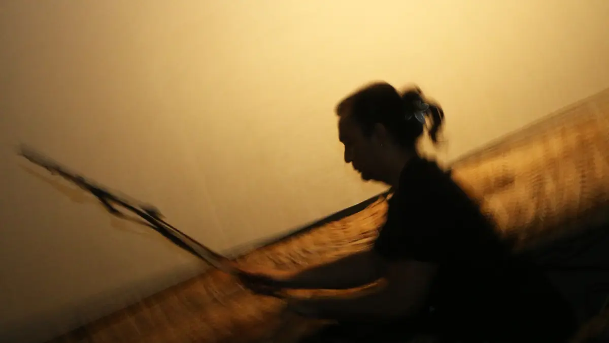 Anak-anak memainkan wayang kulit saat pelatihan seni karawitan dan pedalangan di Sindhu Laras Bocah, Semarang, Jawa Tengah, Minggu (21/6/2026). (Nur Chamim/ Jawa Pos Radar Semarang)