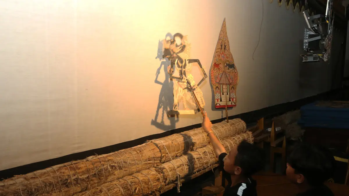 Anak-anak memainkan wayang kulit saat pelatihan seni karawitan dan pedalangan di Sindhu Laras Bocah, Semarang, Jawa Tengah, Minggu (21/6/2026). (Nur Chamim/ Jawa Pos Radar Semarang)