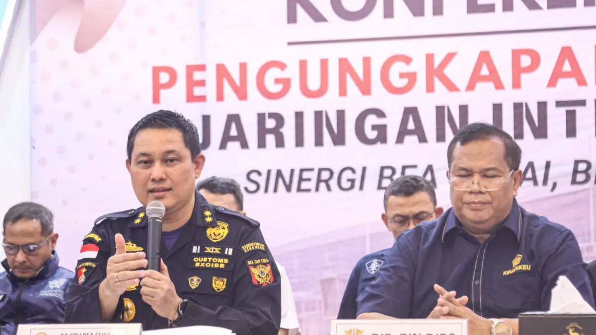 Kepala Kantor Bea dan Cukai Bandara Soekarno-Hatta Hengky Tomuan Aritonang (kiri) bersama Direktur Interdiksi Narkotika DJBC Syarif Hidayat memimpin konferensi pers Pengungkapan Penyelundupan Narkoba di Kantor Bea Cukai Soekarno-Hatta,Tangerang, Rabu (24/