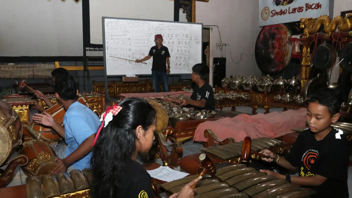 Instruktur memberikan arahan kepada anak-anak saat pelatihan seni karawitan dan pedalangan di Sindhu Laras Bocah, Semarang, Jawa Tengah, Minggu (21/6/2026). (Nur Chamim/ Jawa Pos Radar Semarang)