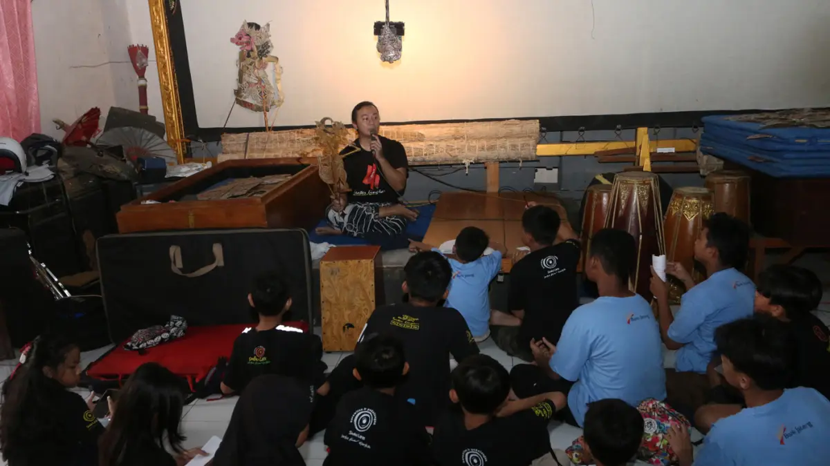Instruktur mengajari anak-anak tentang tokoh pewayangan saat pelatihan seni karawitan dan pedalangan di Sindhu Laras Bocah, Semarang, Jawa Tengah, Minggu (21/6/2026). (Nur Chamim/ Jawa Pos Radar Semarang)