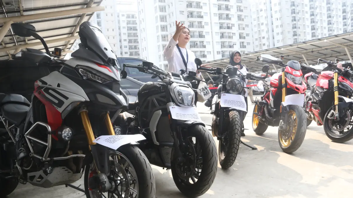 Kendaraan bermotor hasil rampasan KPK saat Rilis Barang Sitaan Perkara Kemnaker dan Penyerahan Uang Rampasan Perkara PT. Taspen di Gedung Rupbasan KPK, Jakarta, Rabu (24/6/2026). (Dery Ridwansah/ Jawa Pos.com)