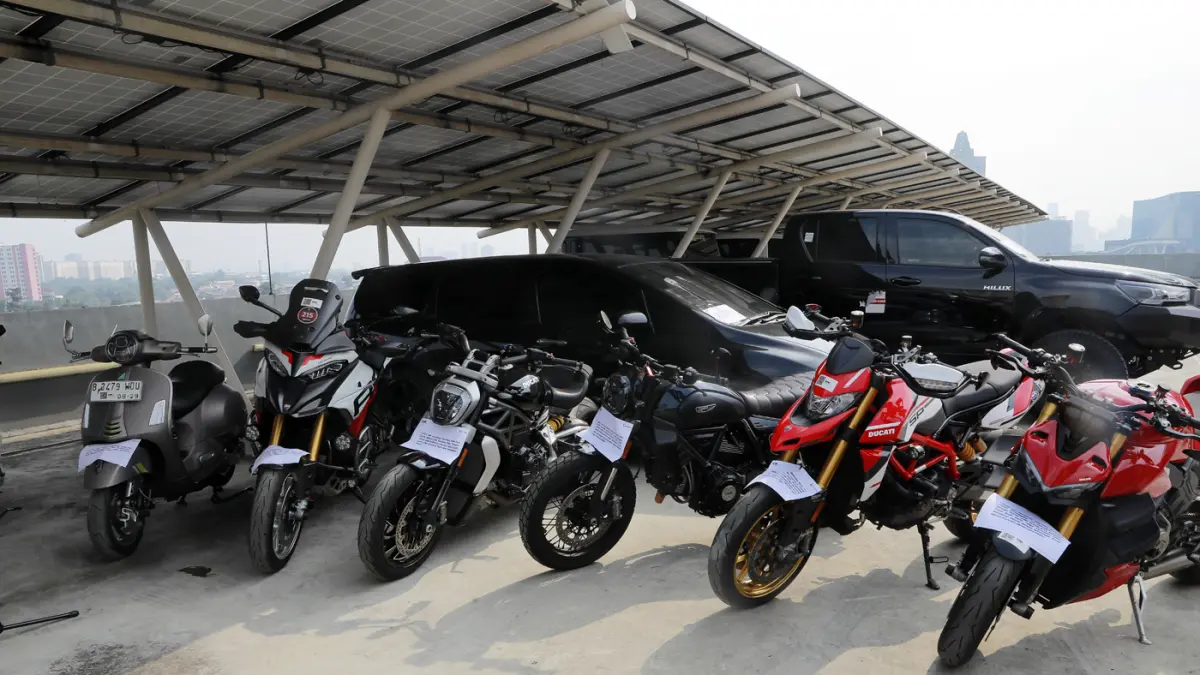 Kendaraan bermotor hasil rampasan KPK saat Rilis Barang Sitaan Perkara Kemnaker dan Penyerahan Uang Rampasan Perkara PT. Taspen di Gedung Rupbasan KPK, Jakarta, Rabu (24/6/2026). (Dery Ridwansah/ Jawa Pos.com)