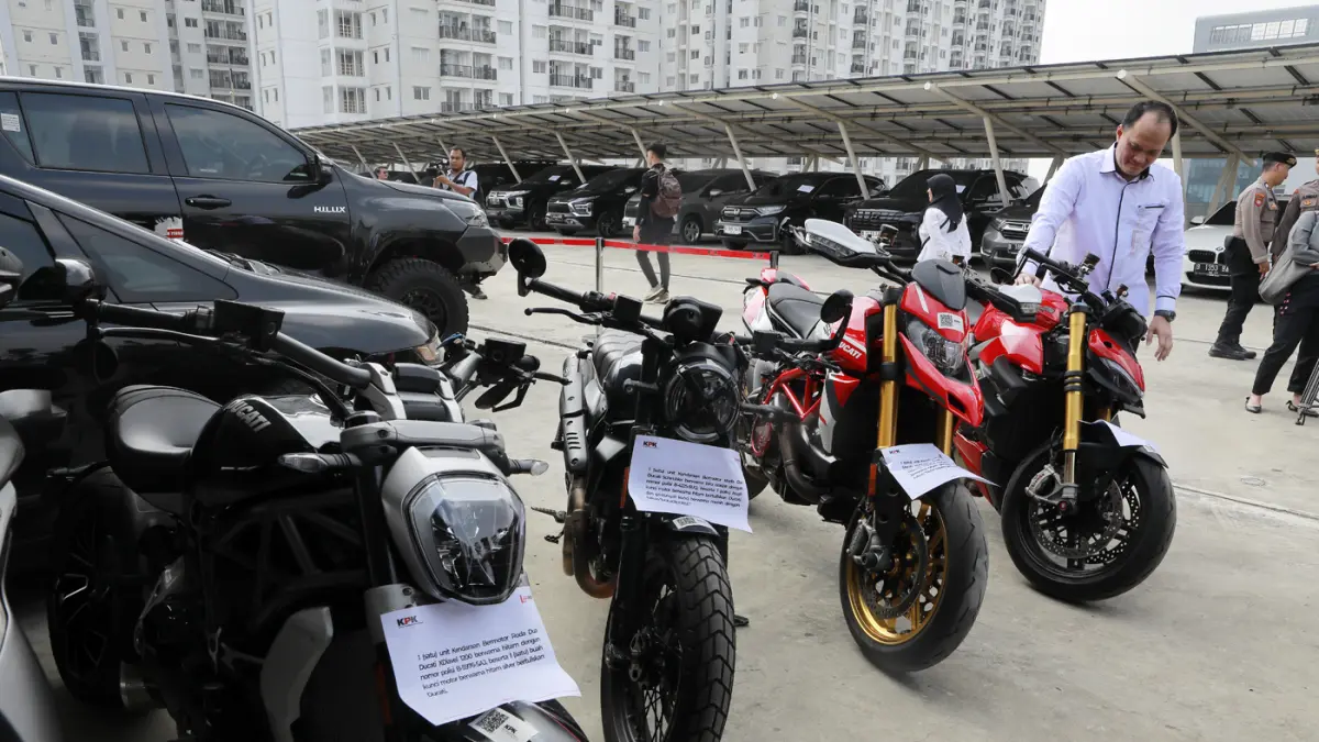 Kendaraan bermotor hasil rampasan KPK saat Rilis Barang Sitaan Perkara Kemnaker dan Penyerahan Uang Rampasan Perkara PT. Taspen di Gedung Rupbasan KPK, Jakarta, Rabu (24/6/2026). (Dery Ridwansah/ Jawa Pos.com)