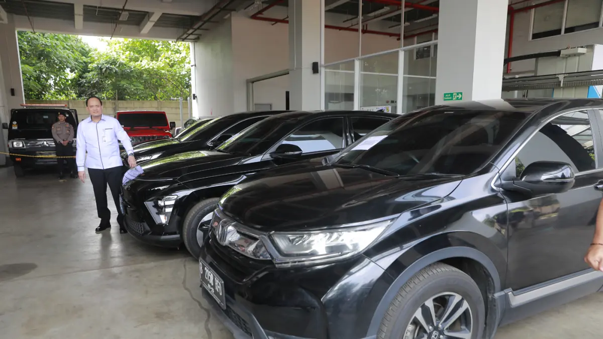 Kendaraan bermotor hasil rampasan KPK saat Rilis Barang Sitaan Perkara Kemnaker dan Penyerahan Uang Rampasan Perkara PT. Taspen di Gedung Rupbasan KPK, Jakarta, Rabu (24/6/2026). (Dery Ridwansah/ Jawa Pos.com)