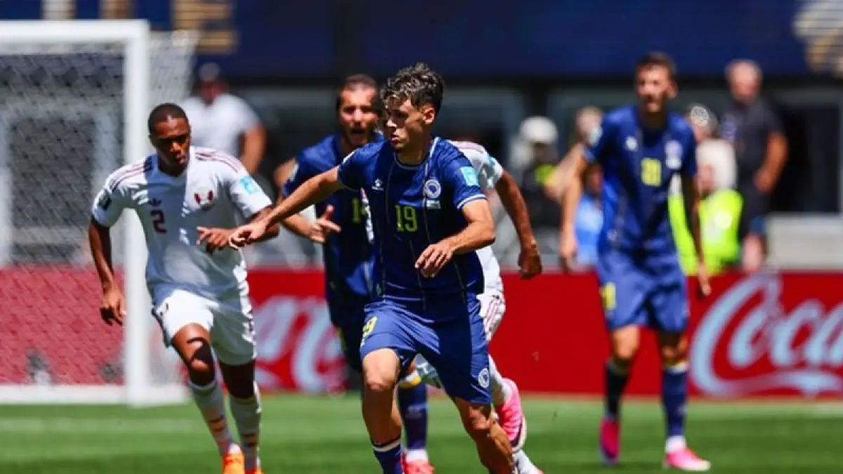 Kerim Alajbegovic (19) dari Bosnia dan Herzegovina beraksi dalam pertandingan Grup B Tahap Pertama Piala Dunia FIFA 2026 antara Bosnia dan Herzegovina dan Qatar di Lumen Field (Stadion Seattle) di Seattle, Washington, Amerika Serikat, pada 24 Juni 2026. ANTARA/Samah Zidan - Anadolu Agency / pri. (ANTARA/Samah Zidan - Anadolu Agency / pri.) - Image