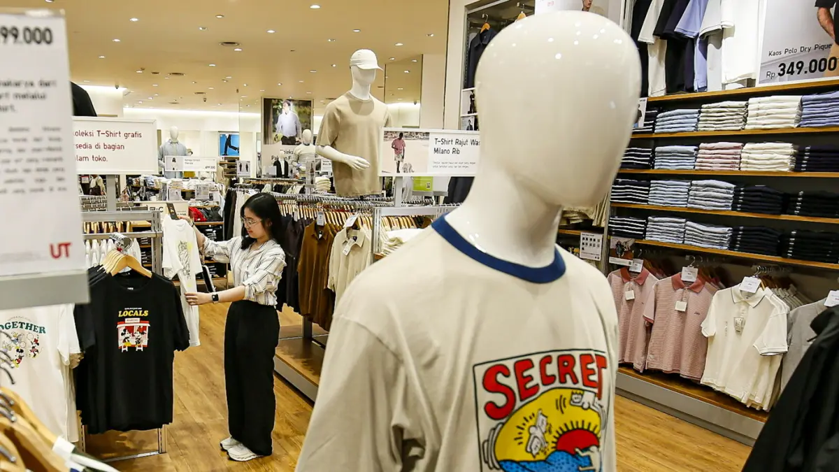 Pengunjung melihat produk Fasyen di salah satu pusat perbelanjaan di Jakarta, Sabtu (20/6/2026). (Salman Toyibi/Jawa Pos)