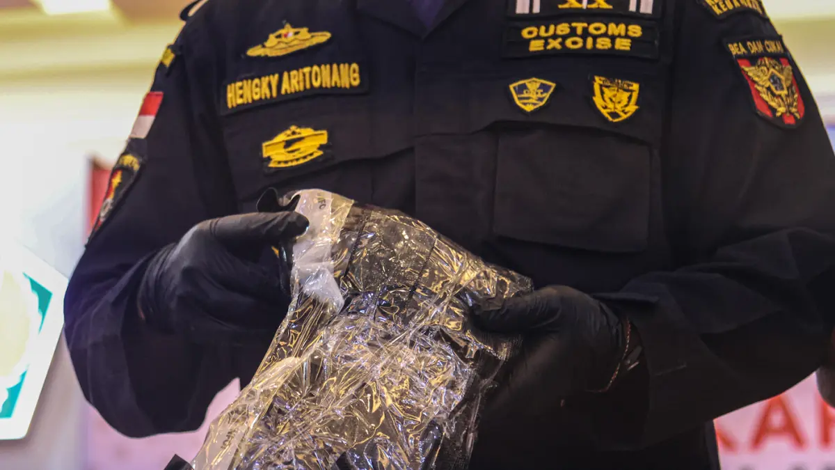Petugas menata barang bukti narkoba saat konferensi pers Pengungkapan Penyelundupan Narkoba di Kantor Bea Cukai Soekarno-Hatta,Tangerang, Rabu (24/06/2026). (Hanung Hambara/ Jawa Pos)
