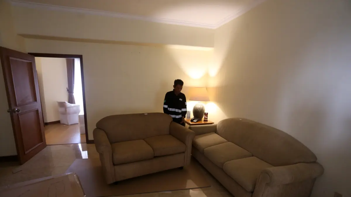 Petugas mengemas furniture di salah satu kamar Apartemen Sultan di Blok 15 Gelora Bung Karno (GBK), Senayan, Jakarta, Rabu (24/6/2026). (Dery Ridwansah/ Jawa Pos.com)