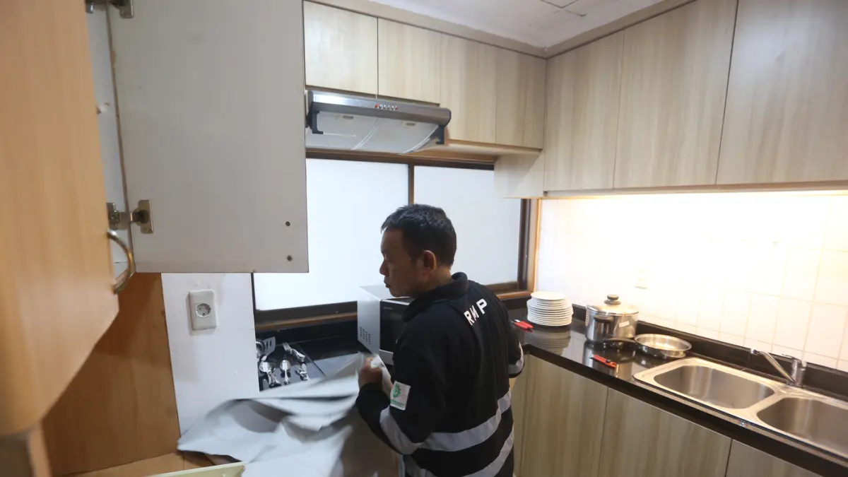 Petugas mengemas furniture di salah satu kamar Apartemen Sultan di Blok 15 Gelora Bung Karno (GBK), Senayan, Jakarta, Rabu (24/6/2026). (Dery Ridwansah/ Jawa Pos.com)