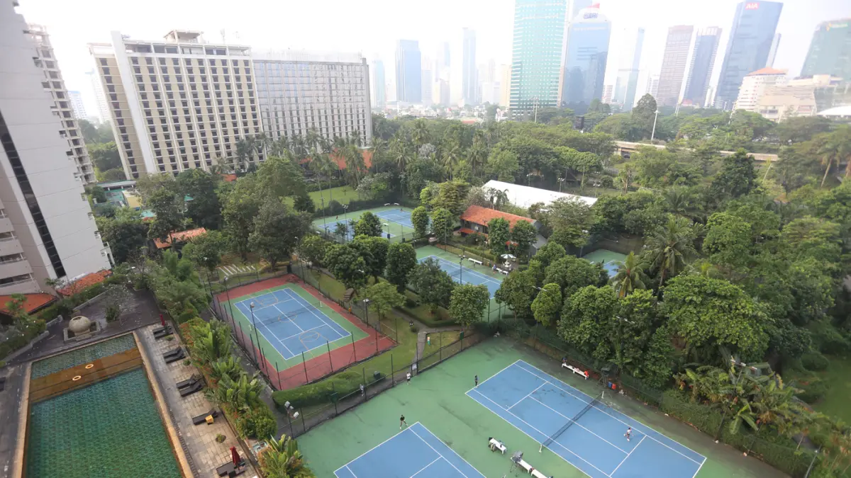 Petugas mengemas furniture di salah satu kamar Apartemen Sultan di Blok 15 Gelora Bung Karno (GBK), Senayan, Jakarta, Rabu (24/6/2026). (Dery Ridwansah/ Jawa Pos.com)