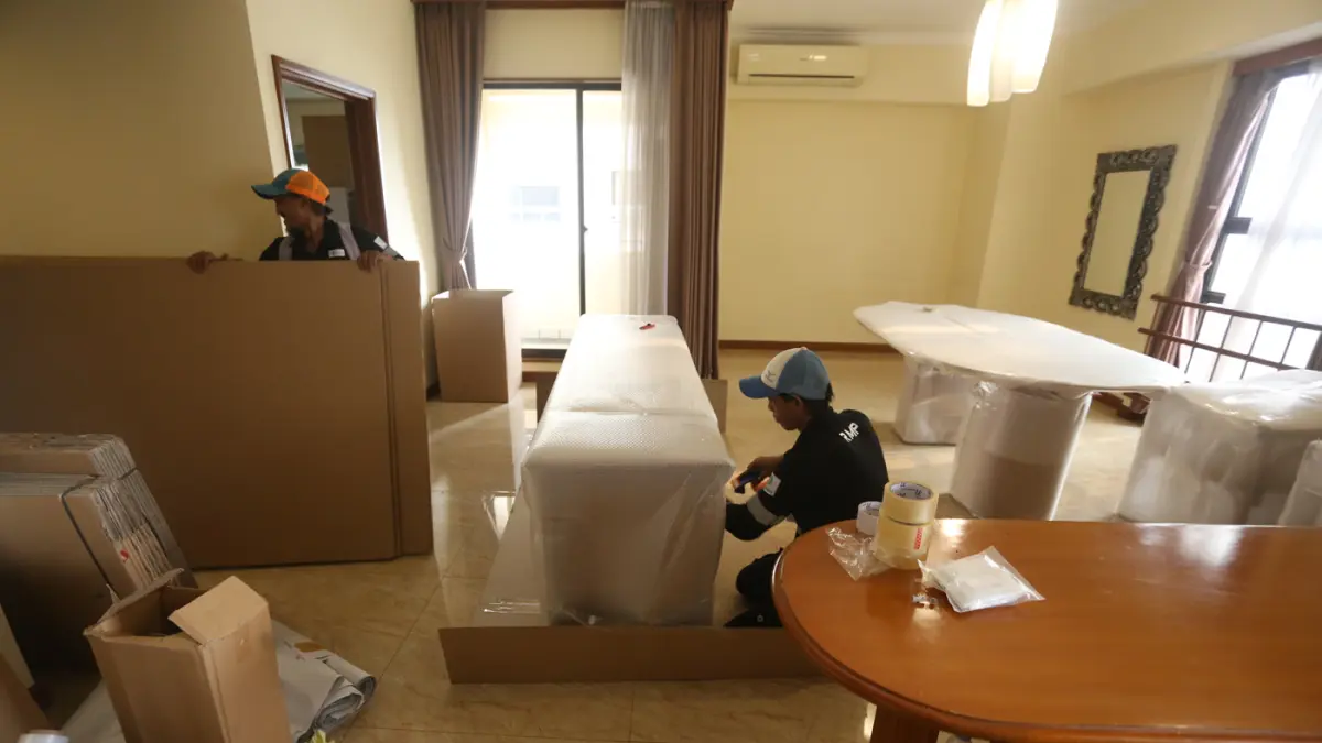 Petugas mengemas furniture di salah satu kamar Apartemen Sultan di Blok 15 Gelora Bung Karno (GBK), Senayan, Jakarta, Rabu (24/6/2026). (Dery Ridwansah/ Jawa Pos.com)