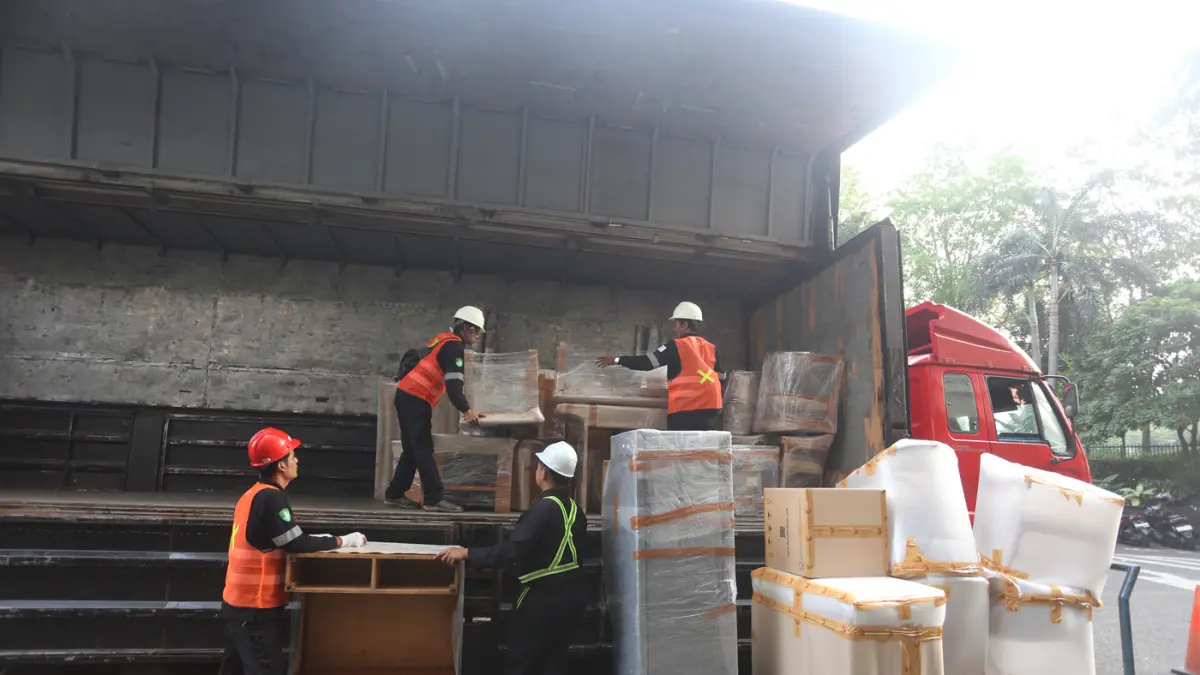Petugas mengemas furniture di salah satu kamar Apartemen Sultan di Blok 15 Gelora Bung Karno (GBK), Senayan, Jakarta, Rabu (24/6/2026). (Dery Ridwansah/ Jawa Pos.com)