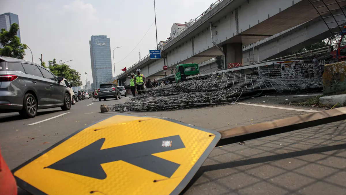 Petugas mengevakuasi muatan truk berupa wiremesh yang tumpah setelah terlibat kecelakaan tunggal di Jalan Tol Tomang, Jakarta, Rabu (24/06/2026). (Hanung Hambara/Jawa Pos)
