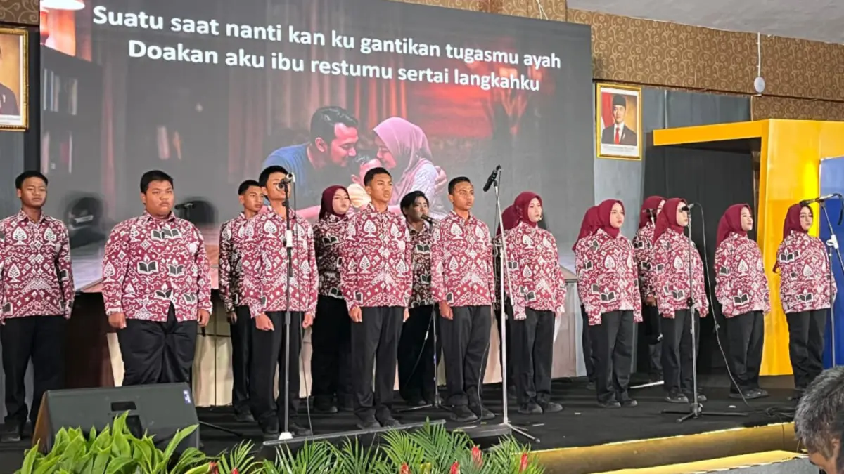 Kaka Dwi Ramadhani (belakang kiri) dan tim paduan suara saat tampil di acara Open House Sekolah Rakyat Menengah Atas 21 Surabaya, Jumat (26/6). (Novia Herawati/JawaPos.com)