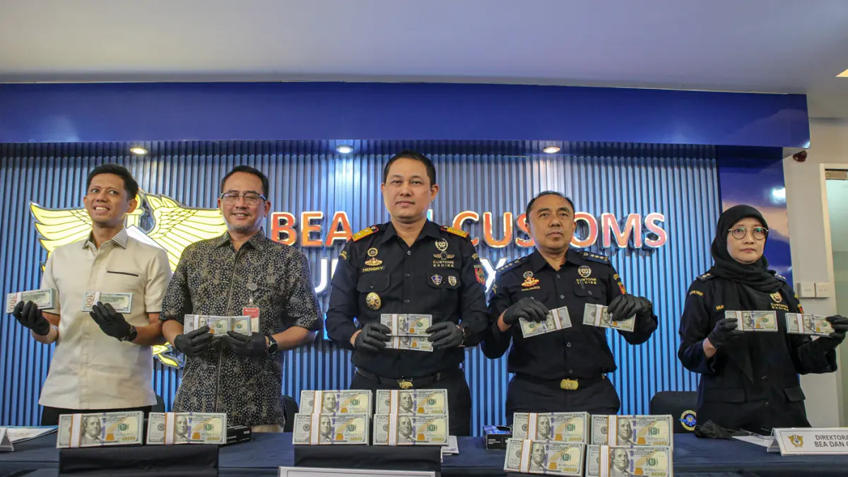 Dari kiri Kabag TU Kedeputian dan Kerja Sama PPATK Defid Tri Rizky, Deputi Direktur Departemen Kebijakan Sistem Pembayaran Bank Indonesia Bram Handoko, Kepala Kantor Bea dan Cukai Bandara Soekarno-Hatta Hengky Aritonang, Kabid P2 Bea Cukai Soekarno-Hatta