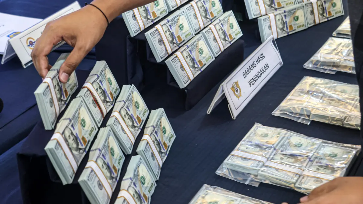 Petugas menata barang bukti berupa mata uang Dolar Amerika hasil penegahan di Kantor Bea Cukai Bandara Soekarno-Hatta, Tangerang, Kamis (25/06/2026). (Hanung Hambara/Jawa Pos)