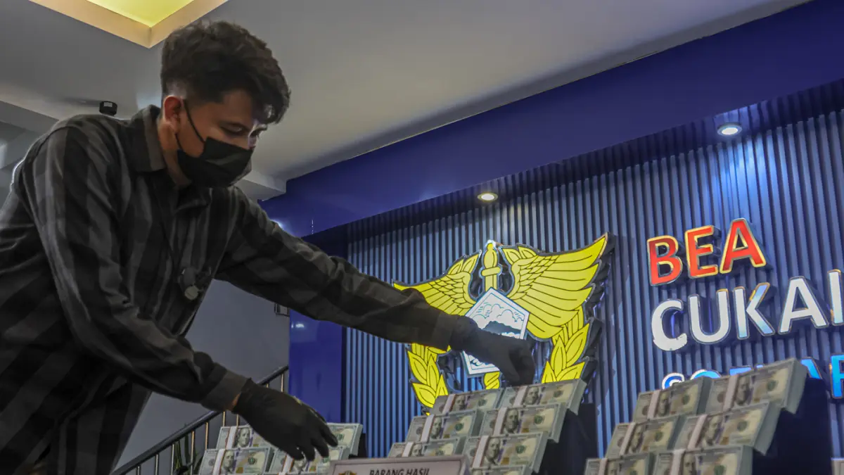 Petugas menata barang bukti berupa mata uang Dolar Amerika hasil penegahan di Kantor Bea Cukai Bandara Soekarno-Hatta, Tangerang, Kamis (25/06/2026). (Hanung Hambara/Jawa Pos)