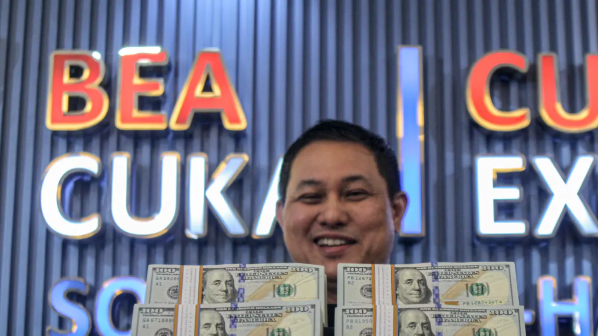 Petugas menata barang bukti berupa mata uang Dolar Amerika hasil penegahan di Kantor Bea Cukai Bandara Soekarno-Hatta, Tangerang, Kamis (25/06/2026). (Hanung Hambara/Jawa Pos)