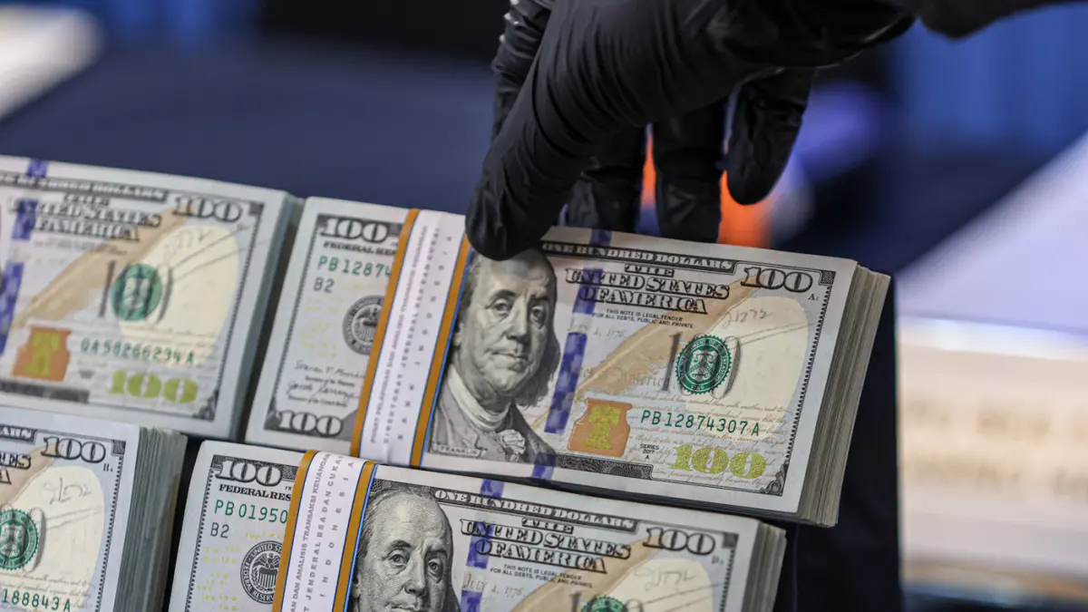 Petugas menata barang bukti berupa mata uang Dolar Amerika hasil penegahan di Kantor Bea Cukai Bandara Soekarno-Hatta, Tangerang, Kamis (25/06/2026). (Hanung Hambara/Jawa Pos)