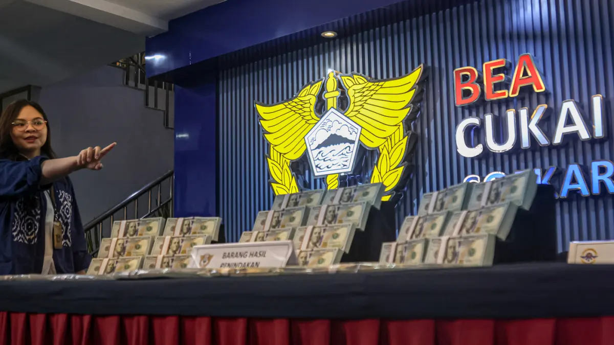 Petugas menata barang bukti berupa mata uang Dolar Amerika hasil penegahan di Kantor Bea Cukai Bandara Soekarno-Hatta, Tangerang, Kamis (25/06/2026). (Hanung Hambara/Jawa Pos)
