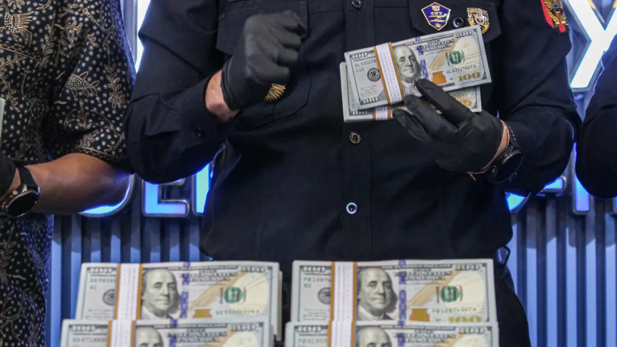 Petugas menata barang bukti berupa mata uang Dolar Amerika hasil penegahan di Kantor Bea Cukai Bandara Soekarno-Hatta, Tangerang, Kamis (25/06/2026). (Hanung Hambara/Jawa Pos)