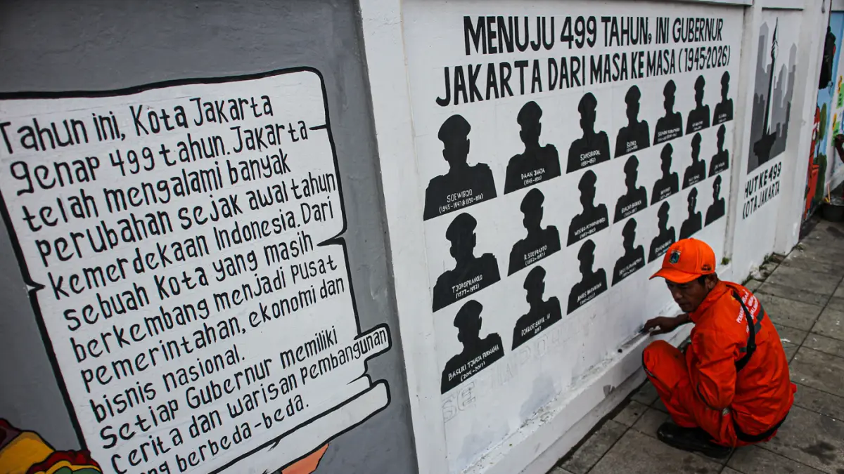 Petugas PPSU Kelurahan Balimester membuat mural di sebuah dinding di jalur pedestrian Jalan Matraman Raya, Jatinegara, Jakarta, Kamis (25/06/2026). (Hanung Hambara/Jawa Pos)