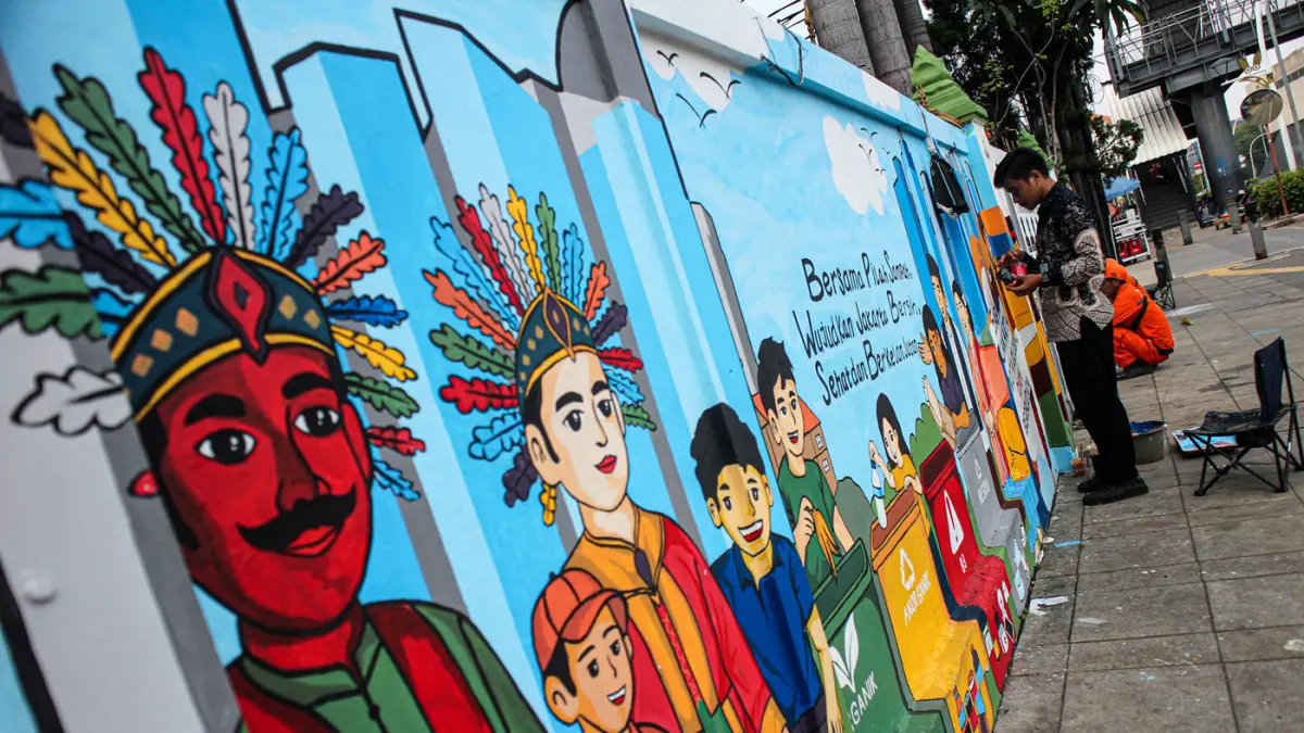 Petugas PPSU Kelurahan Balimester membuat mural di sebuah dinding di jalur pedestrian Jalan Matraman Raya, Jatinegara, Jakarta, Kamis (25/06/2026). (Hanung Hambara/Jawa Pos)