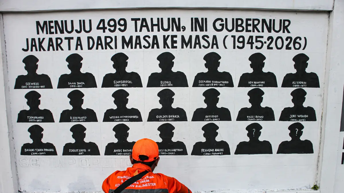 Petugas PPSU Kelurahan Balimester membuat mural di sebuah dinding di jalur pedestrian Jalan Matraman Raya, Jatinegara, Jakarta, Kamis (25/06/2026). (Hanung Hambara/Jawa Pos)