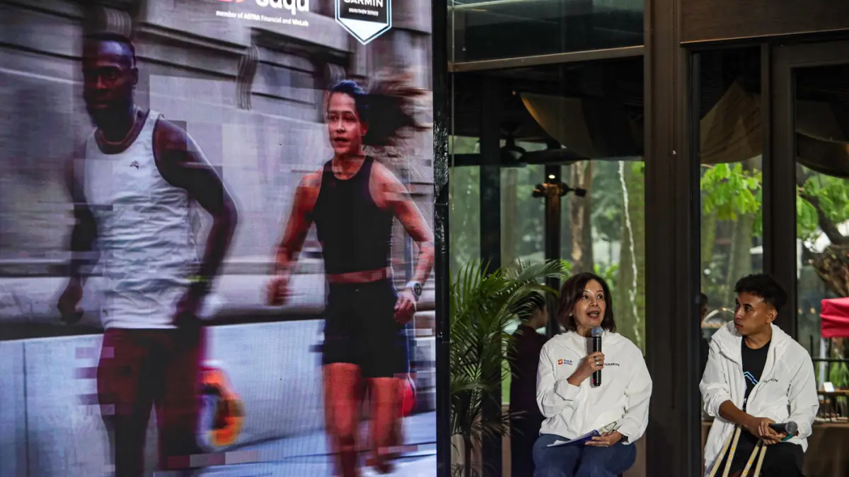 (Plt) Presiden Direktur Bank Saqu Leka Madiadipoera (kiri) dan #TeamGarmin Anggi Wahyuda memberikan keterangan saat konferensi pers pengumuman penyelenggaraan Garmin Run Marathon Series Indonesia 2026 di Jakarta, Kamis (25/6/2026). (Salman Toyibi/Jawa Pos