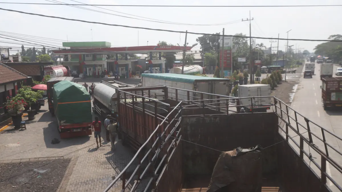 Puluhan kendaraan angkutan antre mendapatkan bahan bakar di SPBU jalan Bypass Meri, Kecamatan Magersari Kota Mojokerto Kamis (25/6/2026). (Sofan/ Jawa Pos Radar Mojokerto)