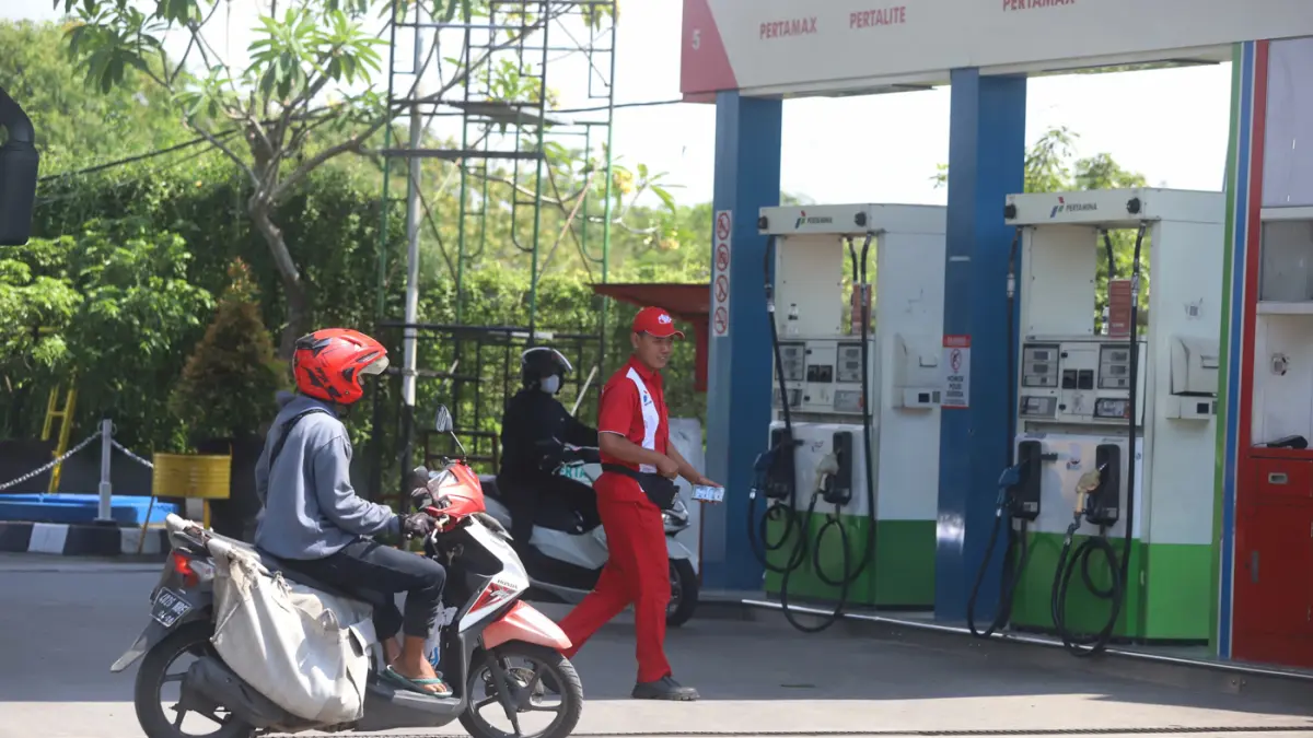 Puluhan kendaraan angkutan antre mendapatkan bahan bakar di SPBU jalan Bypass Meri, Kecamatan Magersari Kota Mojokerto Kamis (25/6/2026). (Sofan/ Jawa Pos Radar Mojokerto)